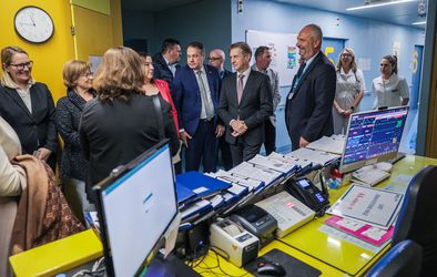 Obisk slovenskega premierja dr. Roberta Goloba v šempetrski bolnišnici.