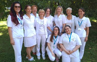 Ekipa mikrobiološkega laboratorija v šempetrski bolnišnici s španskima študentkama (desno spodaj) v okviru programa Erasmus.