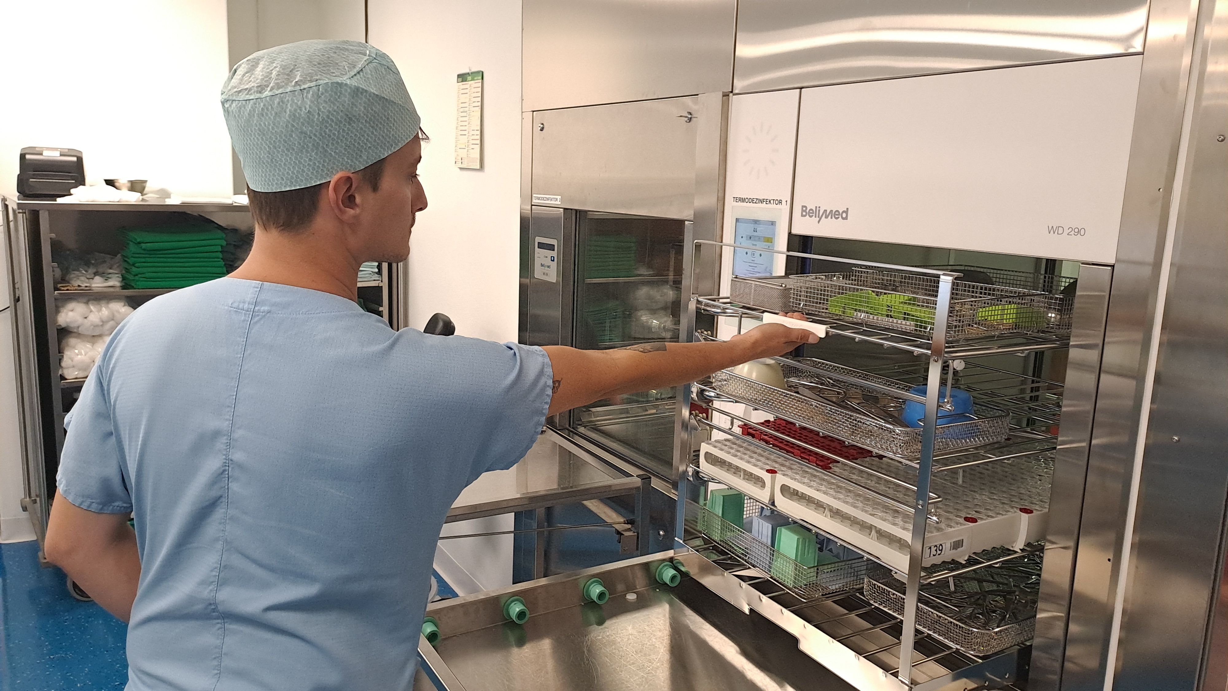Centralna sterilizacija v &scaron;empetrski bolni&scaron;nici.