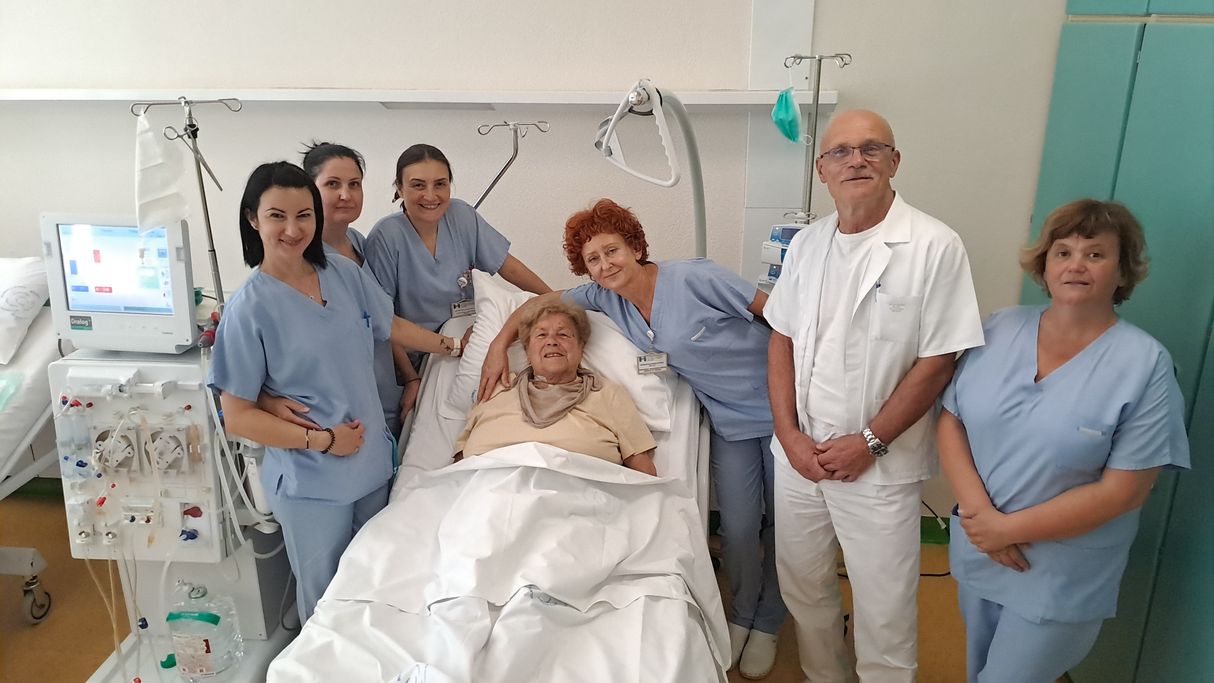 Dializna bolnica Ana Godnik in vodja Oddelka za dializo Silvan Saksida z ekipo medicinskih sester.