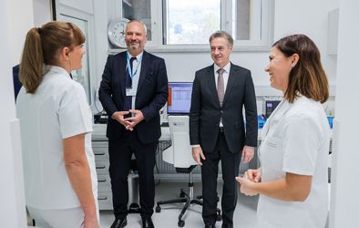 Obisk slovenskega premierja dr. Roberta Goloba v šempetrski bolnišnici.