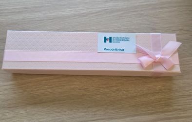 Zlata zapestnica za Asjo iz Ajdovščine, ki se je v letu 2026 kot prva rodila v šempetrski porodnišnici.