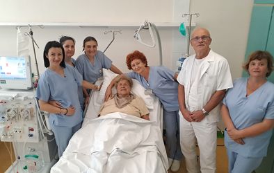 Dializna bolnica Ana Godnik in vodja Oddelka za dializo Silvan Saksida z ekipo medicinskih sester.