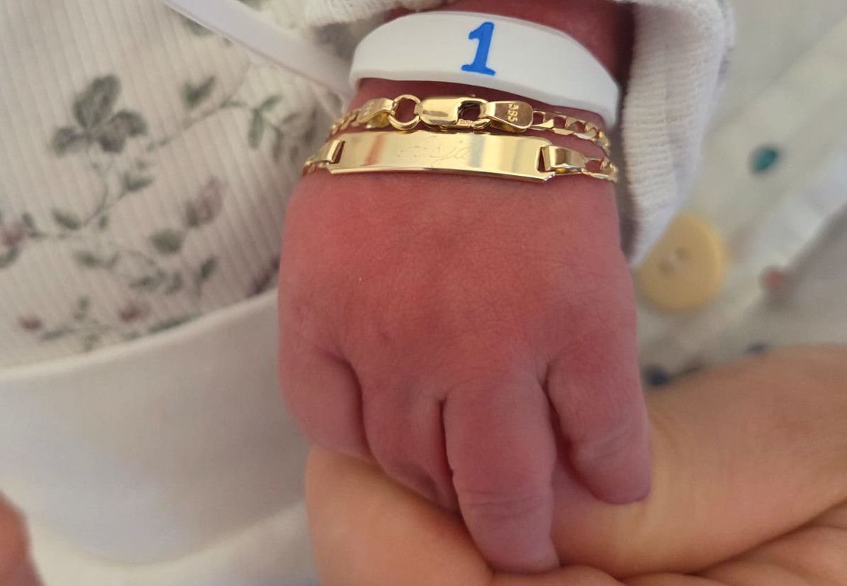 Zlata zapestnica za Asjo iz Ajdovščine, ki se je v letu 2026 kot prva rodila v šempetrski porodnišnici.