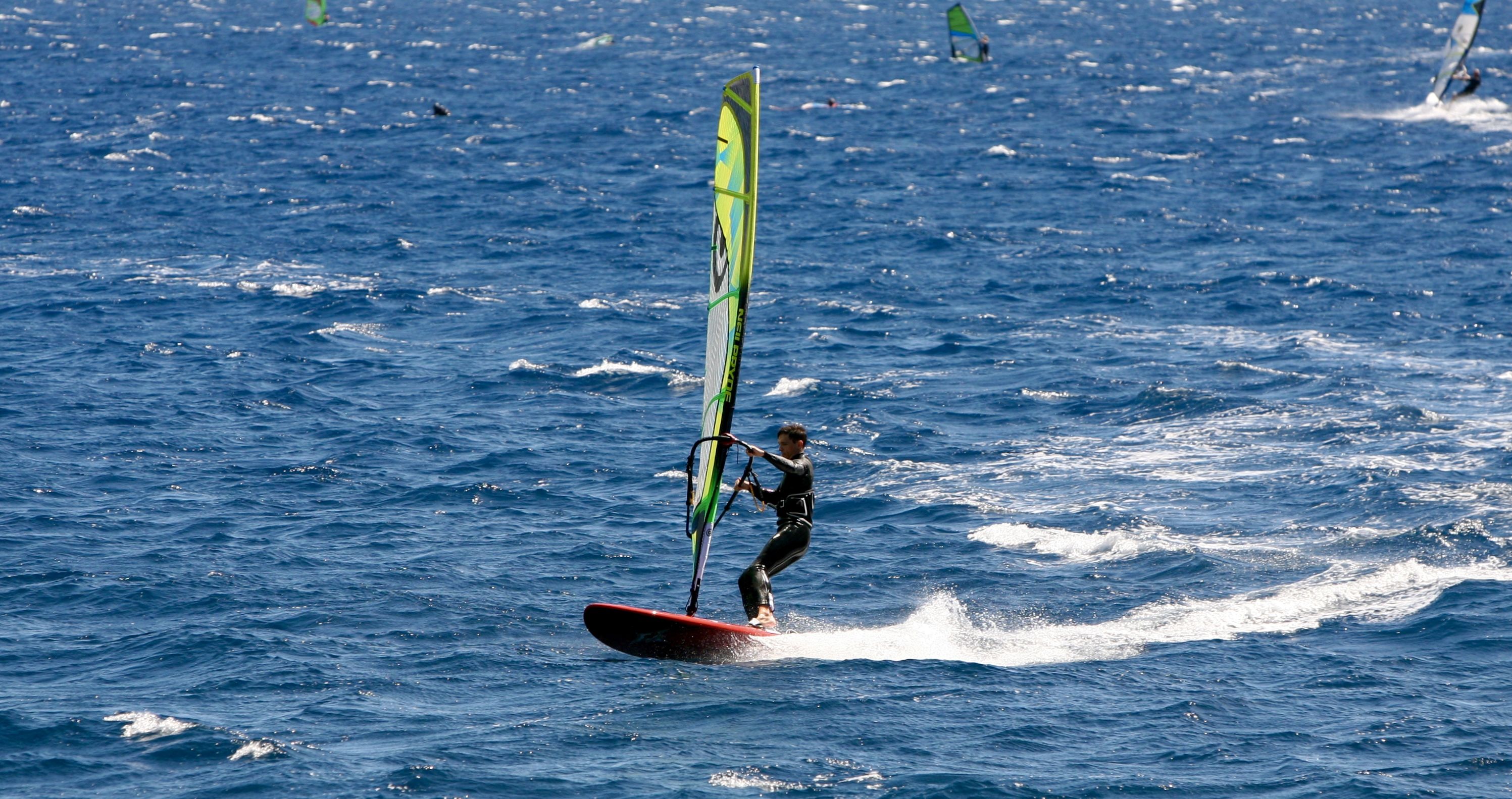 Windsurfanje ob obali Brača.