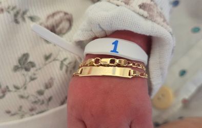 Zlata zapestnica za Asjo iz Ajdovščine, ki se je v letu 2026 kot prva rodila v šempetrski porodnišnici.