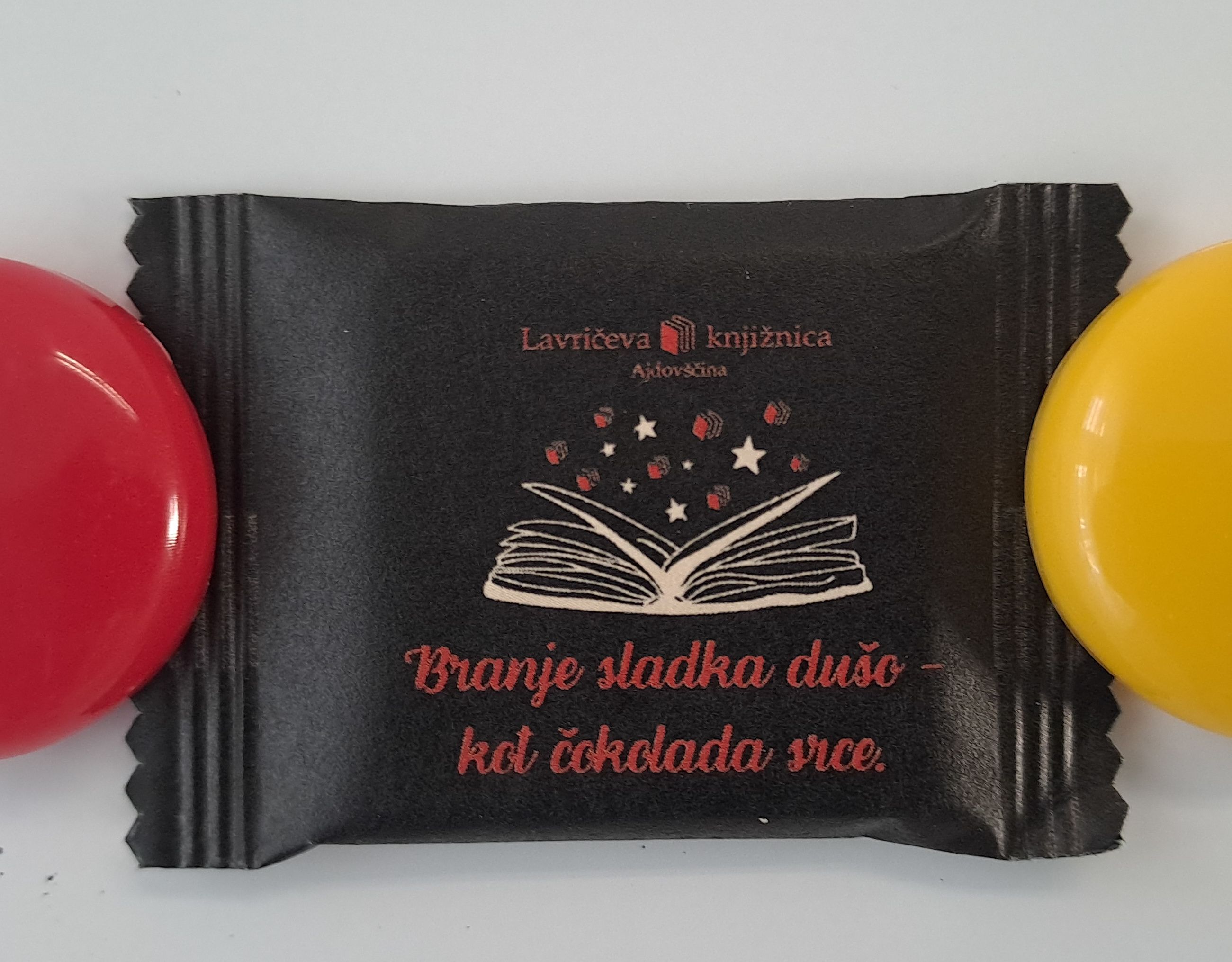 Čokoladica Lavričeve knjižnice z napisom: Branje sladka du&scaron;o kot čokolada srce.