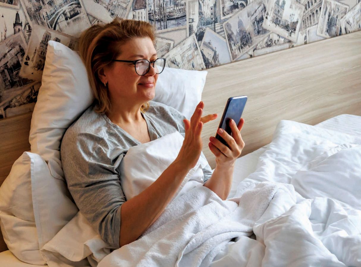 Pacientka na mobilnem telefonu uporablja portal zVEM.