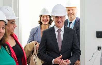 Obisk slovenskega premierja dr. Roberta Goloba v šempetrski bolnišnici.