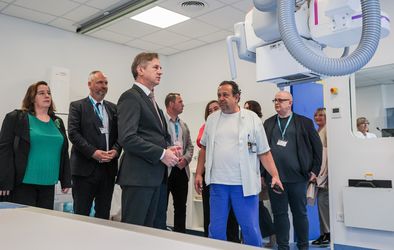 Obisk slovenskega premierja dr. Roberta Goloba v šempetrski bolnišnici.