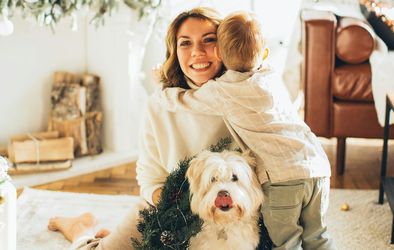 Otrok objema svojo mamo.