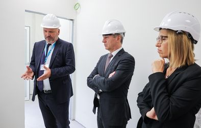 Obisk slovenskega premierja dr. Roberta Goloba v šempetrski bolnišnici.