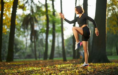Ženska telovadi v naravi.