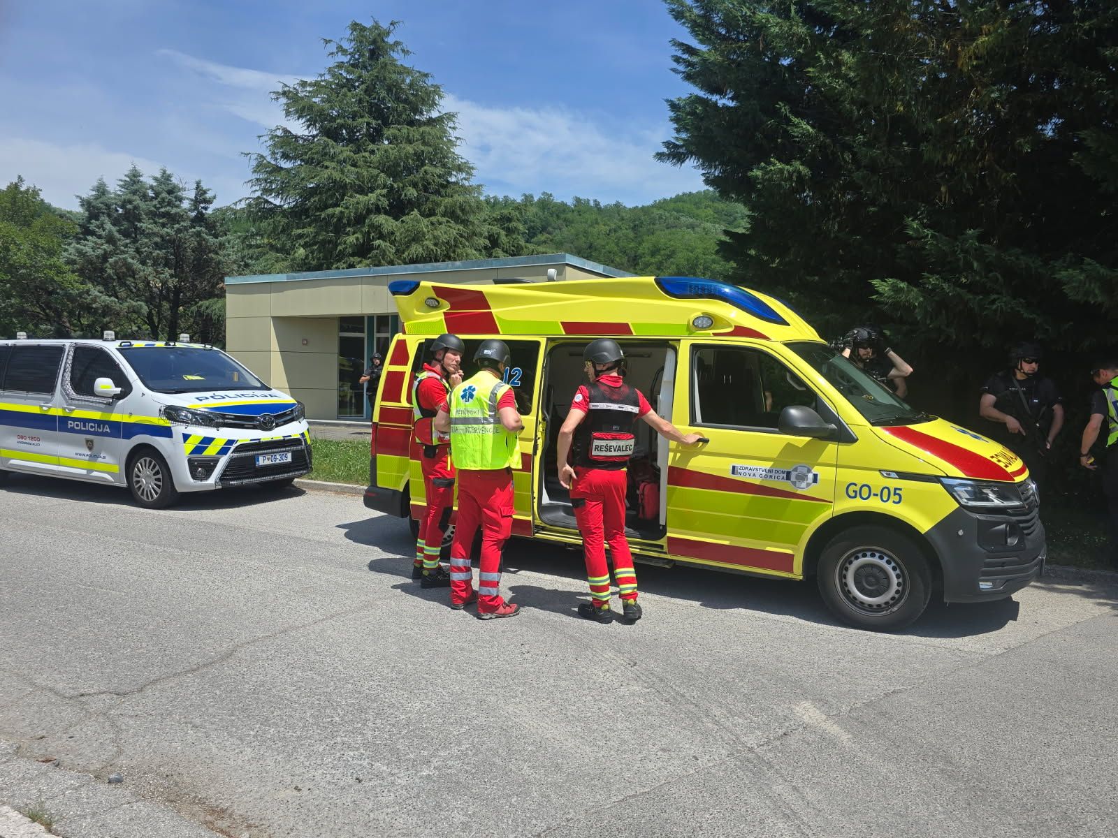 Skupna vaja SB Nova Gorica in PU Nova Gorica za ravnanje v primeru pojava življenja ogrožajočih dogodkov v zdravstveni ustanovi.
