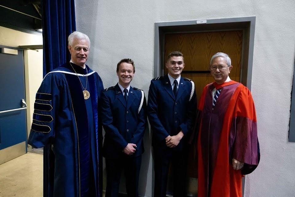 Neil s prijateljem, predsednikom univerze in z enim od apostolov njegove cerkve.
