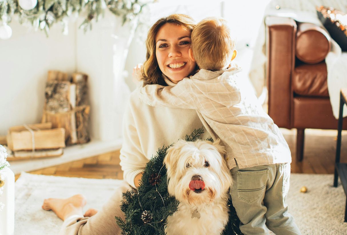 Otrok objema svojo mamo.