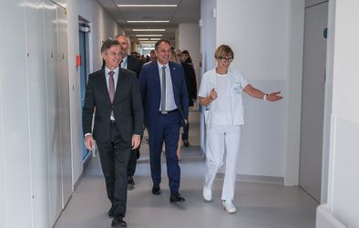 Obisk slovenskega premierja dr. Roberta Goloba v šempetrski bolnišnici.