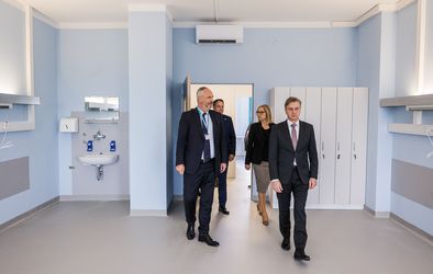 Obisk slovenskega premierja dr. Roberta Goloba v šempetrski bolnišnici.