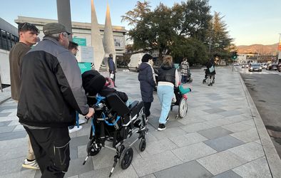 Otroci in mladostniki Oddelka za invalidno mladino in rehabilitacijo med božičnimi prazniki v Novi Gorici.