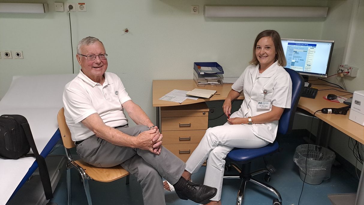 Vodja lekarne Sara Kenda s pacientom v ambulanti farmacevta svetovalca.