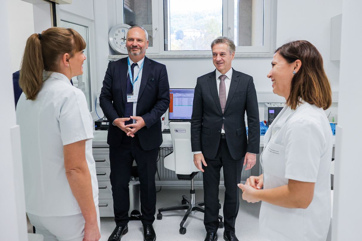 Obisk slovenskega premierja dr. Roberta Goloba v šempetrski bolnišnici.