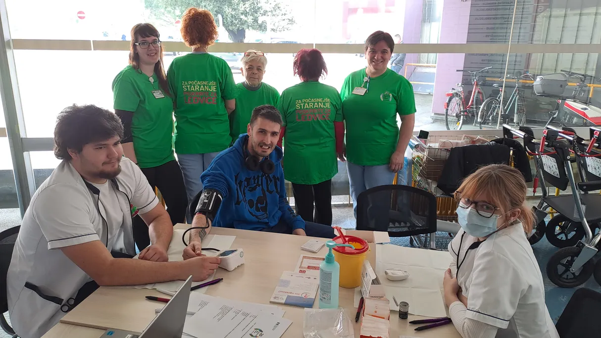 Stojnica ob svetovnem dnevu ledvic v šempetrski bolnišnici.