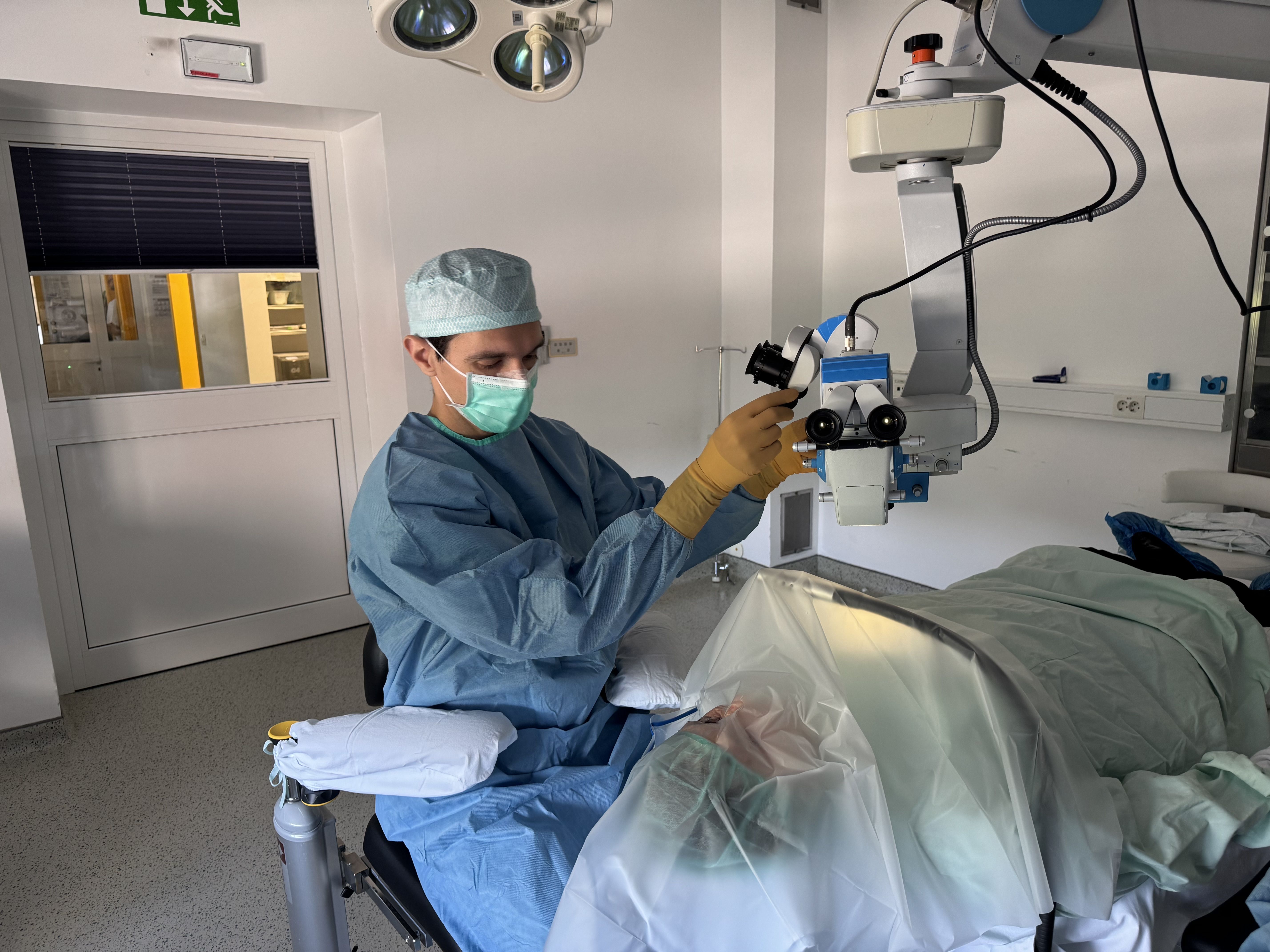 Med operacijskim posegom sive mrene.