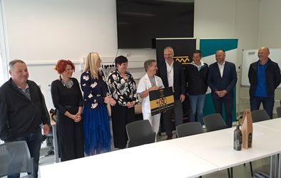 Društvo KUL-TU-RA Renče in občina Renče-Vogrsko predala donacijo za pediatrijo šempetrske bolnišnice. 