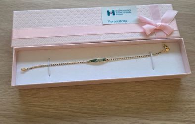 Zlata zapestnica za Asjo iz Ajdovščine, ki se je v letu 2026 kot prva rodila v šempetrski porodnišnici.